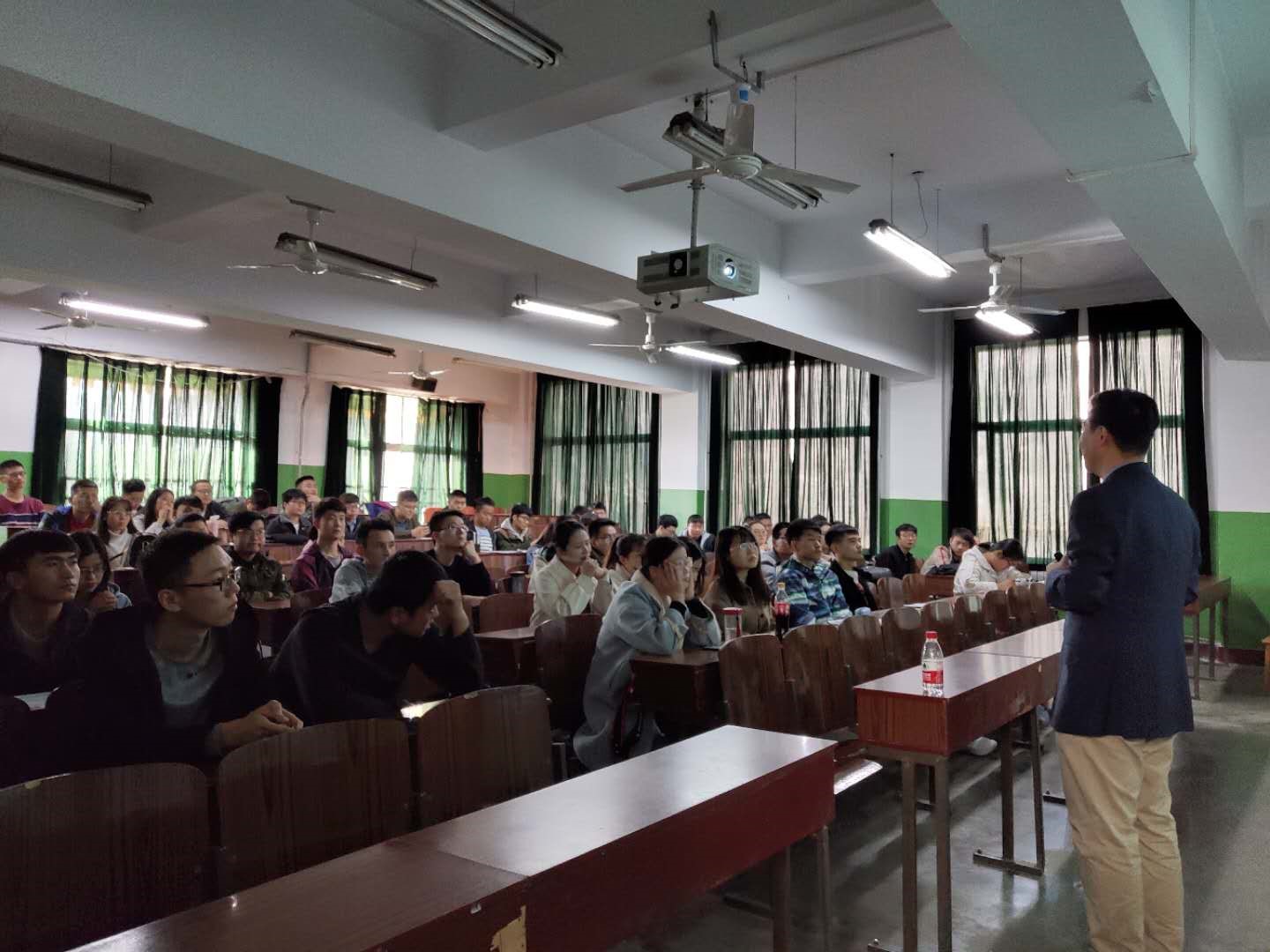 安泰測試成功舉辦2019年應(yīng)屆大學(xué)畢業(yè)生招聘會(huì)(圖2)