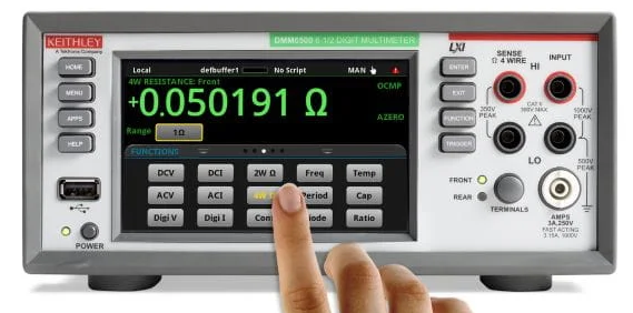 臺(tái)式數(shù)字萬用表手動(dòng)測電壓VS萬用表軟件測試